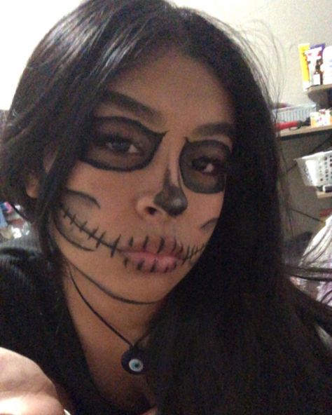 Easy Halloween Face Paint For Adults, At Home Easy Halloween Costumes, East Skeleton Makeup, Black Eyeliner Halloween Makeup, Latina Skeleton Makeup, Easy Grim Reaper Makeup, Skeleton Make Up Look, Easy Hollowed Makeup, Cheerleader Makeup Halloween