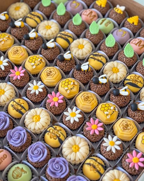 A vontade é de postar todas as fotos desse pedido lindo 😍😍 Faça já um orçamento e garanta os brigadeiros personalizados mais lindos para a sua festa! Candy Girls, Tela Iphone, Candy Girl, Candy, Cake, Halloween, Quick Saves