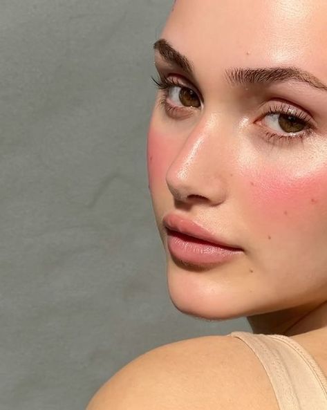 Gabriella Floyd | Makeup Artist on Instagram: "The stunning @zoonra 🌞 #sunkissed #blush #makeupbyme #crueltyfree Shooting beauty with @nadiaryder 📸💛" Sunkissed Blush Look, Blush Makeup Aesthetic, Cool Summer Makeup, Makeup Pink Lips, Sunkissed Blush, Pink Blush Makeup, Glowy Blush, Outfits Asian, Soft Make-up