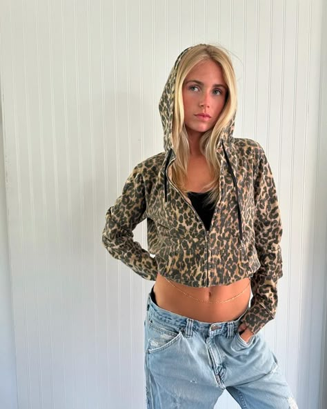 Vintage leopard hoodie 🐆 Leopard Hoodie, Cute Leopard, Comfy Wear, Vintage Leopard, Earthy Outfits, Cold Weather Outfits, Hoodie Outfit, Mode Inspo