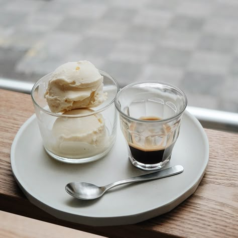 Affogato Coffee Photography, Affogato Photography, Affogato Aesthetic, Summer Italian Dinner, Coffee And Flower Shop, Ice Cream Concept, Coffee Flavored Ice Cream, Indian Dinner Party, Cafe Banner