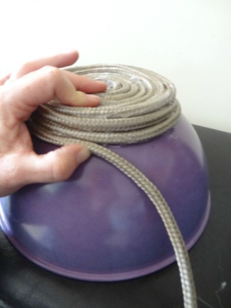 Coiled Rope Basket Diy, Diy Rope Design, Lariat Rope Crafts, Rope Basket Tutorial, Craft Ideas Paper, Weaving Diy, Fabric Basket Tutorial, Diy Rope Basket, Basket Weaving Diy