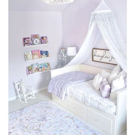 Daybeds can be so hard to make, that's why you need our zipper bedding!  Isn't this room from @mytexashouse just the cutest? Her whole feed is just amazing! Girls Daybed Room, Girls Daybed, Purple Girls Bedroom, Purple Girls Room, Daybed Room, Luxe Bed, Interior Design Blogs, Zipper Bedding, Purple Bedrooms