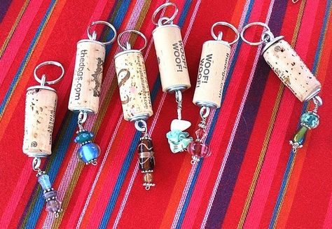 Wine Cork Keyrings Wine Cork Christmas Tree, Wine Crafts, Cork Christmas Trees, Key Crafts, Wine Cork Diy Crafts, Wine Cork Projects, Wine Cork Diy, Wine Cork Art, Cork Jewelry