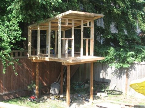 Tree House Roof Ideas, Cool Tree Houses For Kids, Backyard Fort, Play Fort, Kids Yard, Play Area Backyard, Backyard Kids Play Area, Tree House Plans, Tree Fort