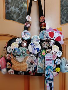 Bag With Pins Aesthetic, Ita Bag Ideas, Itabag Ideas, Backpack With Pins, Pin Bag, Decorated Bags, F1 Wallpaper Hd, Inside My Bag, Ita Bag