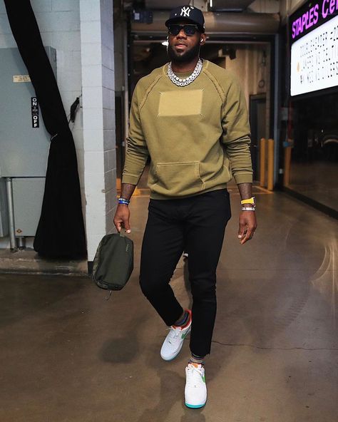 UpscaleHype on Instagram: “@kingjames wears a @maisonmargiela sweatshirt, @nike #af1 sneakers, @louisvuitton shades, and @richardmilleofficial watch for @lakers vs…” Louis Vuitton Shades, Casual Outfits For Guys, Best Celebrity Street Style, Sneakers Louis Vuitton, Semi Casual Outfit, Outfits For Guys, Nba Outfit, Sweatshirt Nike, Nba Fashion