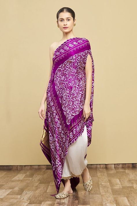 Latest Bandhani Dress Pattern, Bandini Outfits, Bandhani Outfits, Bandhani Outfit Ideas, Fusion Wear Indian, Bandhani Dress Pattern, Bandhani Kaftan, Bandhani Dresses, Purple Kaftan