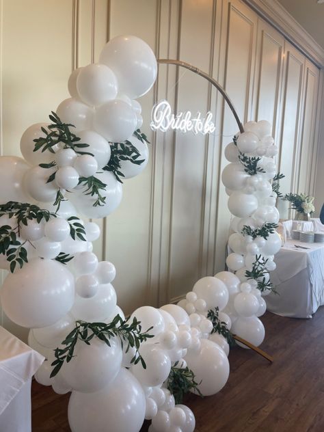 Bridal Shower Ballons, White Bridal Shower Theme, Bridal Shower Eucalyptus, Bridal Balloons, Shower Eucalyptus, Bridal Shower Venues, Bride To Be Decorations, Pearl Bridal Shower, Green Bridal Showers