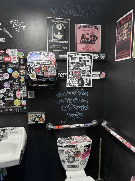 Punk Rock Home Decor, Rock And Roll Bathroom Ideas, Tattoo Shop Bathroom Decor, Punk Venue Bathroom, Punk Rock Bathroom, Punk Bathroom Aesthetic, Tattoo Shop Bathroom, Dive Bar Bathroom Aesthetic, Rock Bathroom Ideas