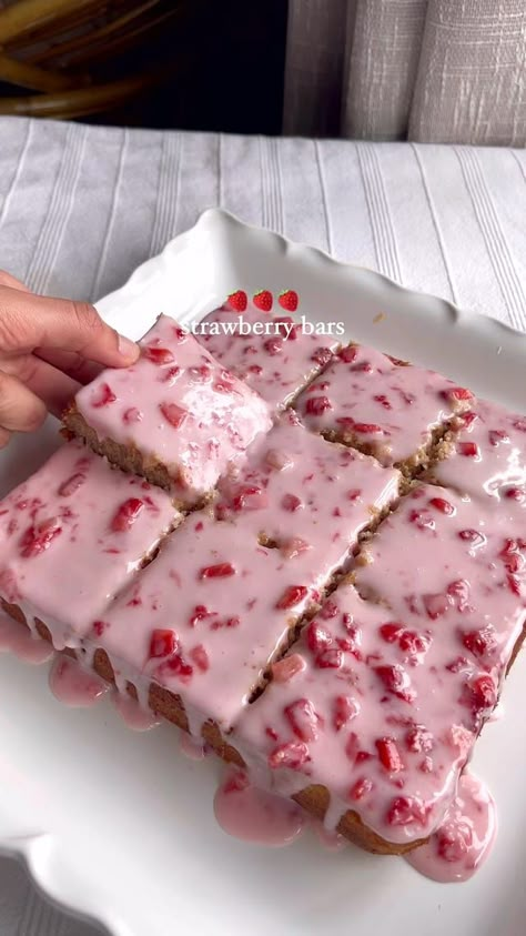 Strawberry Bars - by Viviane Eldarazi Strawberry Bars, Strawberry Extract, 3 Eggs, Easy Baking Recipes Desserts, Tasty Baking, Sweet Snacks Recipes, Desserts To Make, Fun Baking Recipes, Easy Baking Recipes