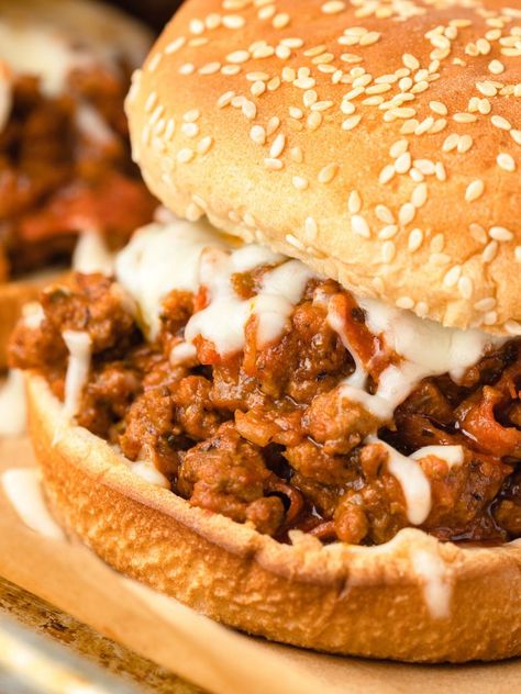 Pizza Sloppy Joes with ground beef and all the pizza flavors like parmesan cheese, seasonings, pepperoni, and mozzarella cheese. Meat Sandwiches, Pizza Buns, Homemade Meals, Glittery Wallpaper, Pizza Flavors, Sloppy Joe, Sloppy Joes, Instant Pudding, Easter Dinner