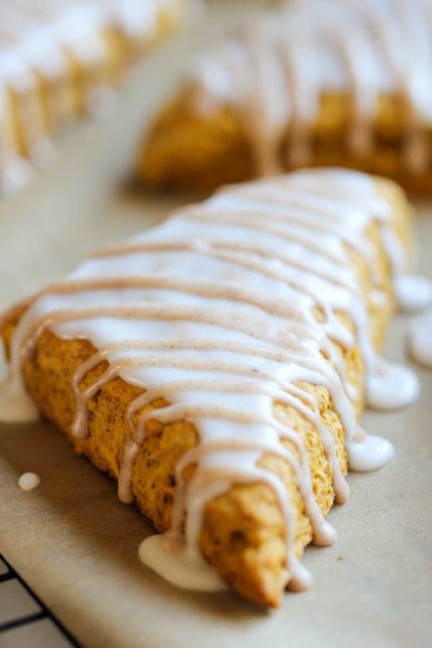 Glazed Scones, Starbucks Pumpkin Scones, Pumpkin Scones Recipe, Pane Dolce, Pumpkin Scones, Starbucks Pumpkin, Scones Recipe, Scone Recipe, Cat Recipes