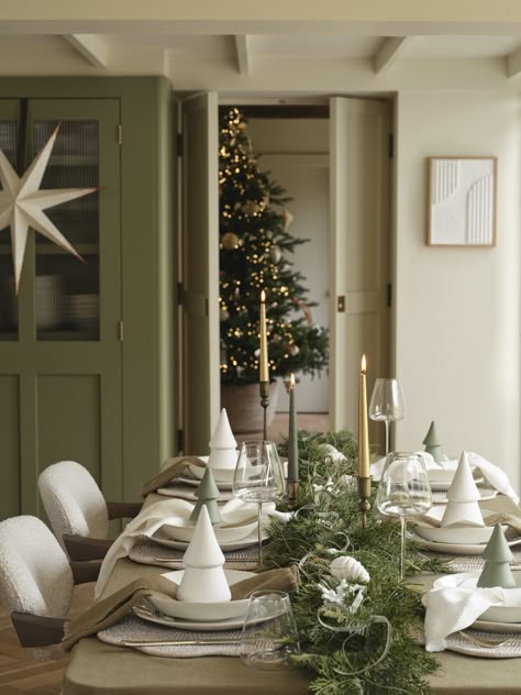 Christmas Centrepiece Round Table, Table Setting Christmas Holiday, Green Natural Christmas Decor, Long Table Christmas Decor, Green Christmas Tablescapes, Green And White Christmas Table, Sage Green Christmas Table, Natural Christmas Table Settings, Green Christmas Table Settings