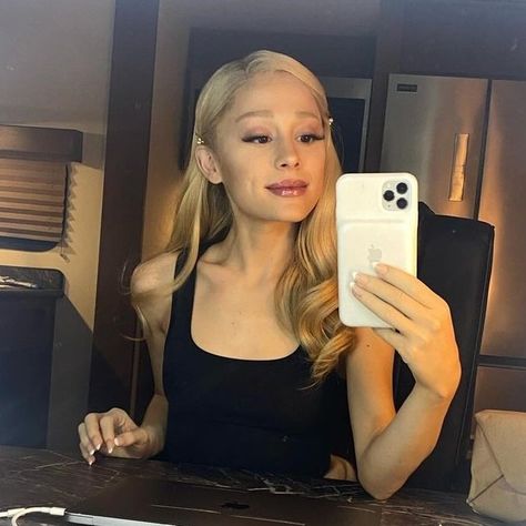 ariana grande icon lq Ariana Grande, A Woman, Mirror, On Instagram, Instagram