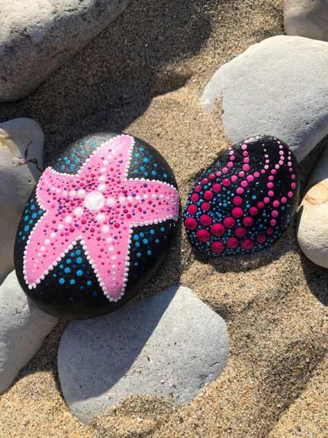 Drawing On Rocks Ideas, Rock Painting Ideas Summer, Painting Rocks Ideas Easy, Summer Rock Painting Ideas, Things To Paint On Rocks, Caillou Roche, Coloring Rocks, Drawing Rocks, Diy Rock Art