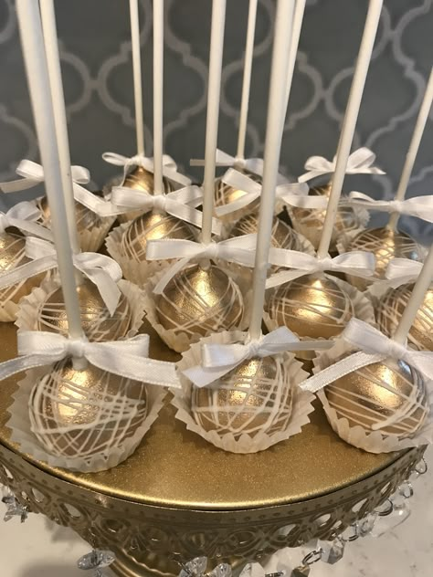 16 Golden Birthday Ideas, Golden Cake Pops, Sweet Sixteen Gold Theme, Cake Pops White And Gold, Sweet 16 Party Ideas Gold And White, 18th Birthday White And Gold, Gold And White Themed Birthday Party, Sweet 16 Decorations Gold, White Gold Birthday Theme