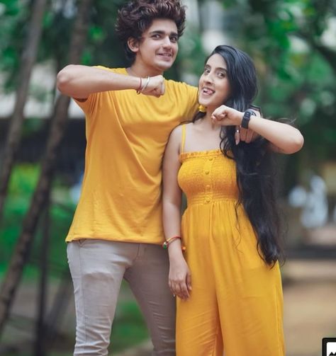 Sisters Photography Poses, Brother Poses, Brother Sister Poses, Brother Sister Photography, Sameeksha Sud, Vishal Pandey, Sibling Photography Poses, Sisters Photoshoot Poses, Sister Photography