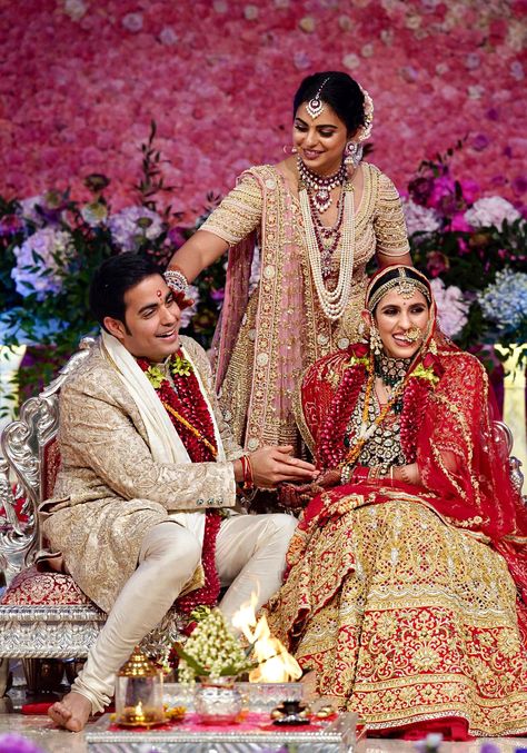 Shloka Mehta, Akash Ambani, Ambani Family, Ambani Wedding, Indian Wedding Poses, Sabyasachi Bride, Sangeet Outfit, Bridal Lehenga Designs, Indian Bridal Photos