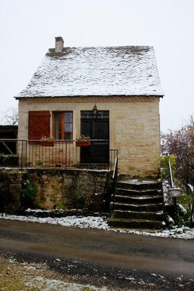 In this post I’m showing you this fantastic tiny stone cottage in the country side in France. If you live the busy life in a city there’s nothing like escaping for a little while to the… Tiny Stone Cottage, Stone Cottages Interior, Small Stone Cottage, Small Stone House, Stone Cabin, Stone Cottages, Old Stone Houses, Small Cottages, Ivy House