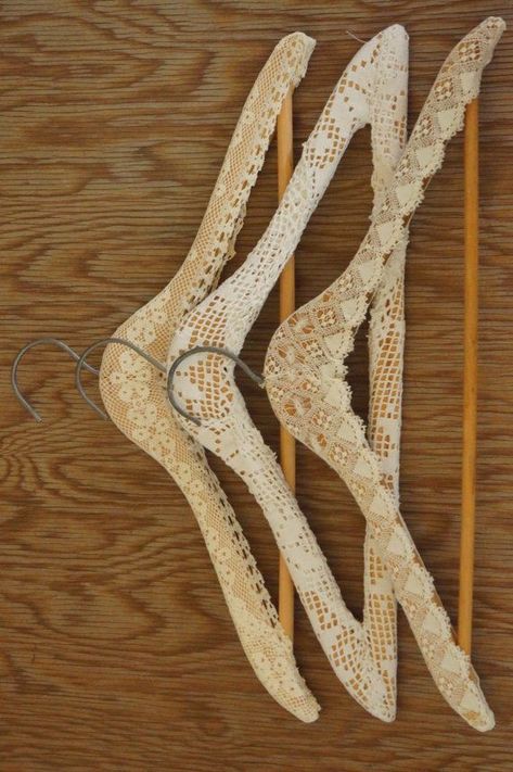 Decorated Hangers, Covered Coat Hangers, Diy Clothes Hangers, Upcycled Decor, Handmade Hanger, Doily Art, Antique Booth Ideas, Vintage Hangers, Doilies Crafts