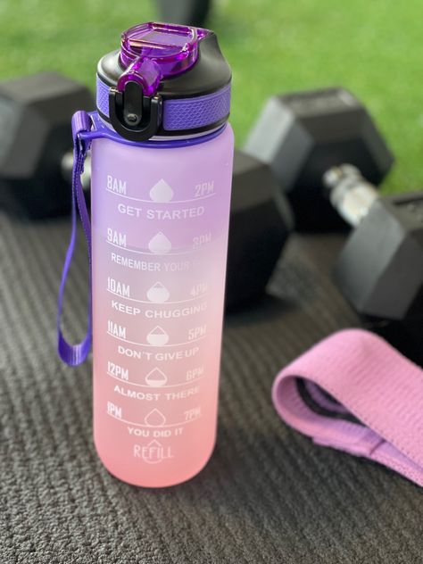 Gym Bottle Water, Fancy Bottles, Purple Water Bottle, Running Water Bottle, Fancy Water Bottles, Water Bottle For School, Cold Starbucks Drinks, Drink Your Water, Cute Bottle