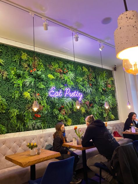 Grass Wall Restaurant Design, Grass Wall Coffee Shop, Green Wall Restaurant Design, Grass Wall Restaurant, Resturant Ideas Design Outdoor, Restaurant Table Design, Cafe Design Inspiration, Green Wall Design, Small Restaurant Design