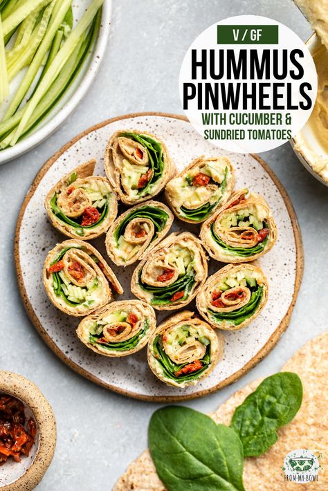 Lunch Pinwheels, Hummus Pinwheels, Easy Hummus, Pinwheel Recipes, Vegan Lunches, Vegetarian Appetizers, Vegan Appetizers, Sun Dried Tomatoes, Snacks Für Party