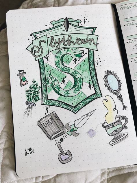 Sketchbook Art Inspiration Harry Potter, Slytherin Aesthetic Drawing, Sketchbook Ideas Harry Potter, Sketch Book Harry Potter, Slytherin Drawing Easy, Harry Potter Themed Drawings, Slytherin Journal Ideas, Draco Malfoy Journal, Slytherin Drawing Ideas