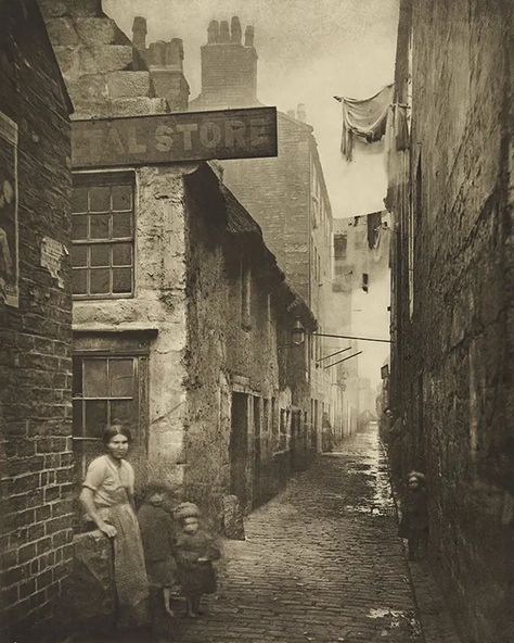 Victorian Slums, Victorian Britain, Victorian Street, Vintage Scotland, Vintage Foto's, Victorian Life, Victorian England, Victorian London, London History