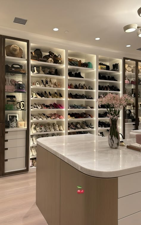 Luxury Dressing Room Beautiful Closets, Walk In Shoe Closet, Walk In Closet Luxury, Lotto Win, Rich Closet, Clothing Room, Dream Closet Design, Beautiful Closets, Luxury Closets Design