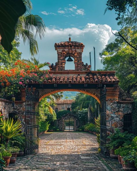 Haciendas Mexicanas Hacienda Entrance Gates, Mexican Courtyard Hacienda Style, Hacienda Style Homes Exterior, Hacienda Entrance, Mexican Hacienda Exterior, Hacienda Style Homes Mexican Exterior, Mexican Hacienda Homes, Hacienda Style Homes Mexican, Hacienda Mexico