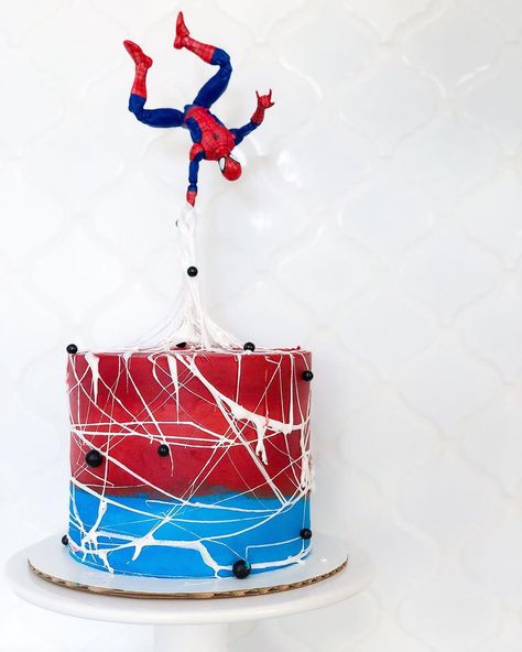 Tkale Ribble on Instagram: “Spider-Man cake! This cake was seriously so much fun! The web was made with marshmallow fluff! How cool is that?! . . . #cake…” Spiderman Cake Marshmallow Web, Marshmallow Web Cake, Spiderman Web Cake, Spider Man Birthday Cakes For Boys, Spider Man Cake Ideas, Choco Moist Cake, Spider Web Cake, Chocolate Spiders, Spiderman Cupcakes