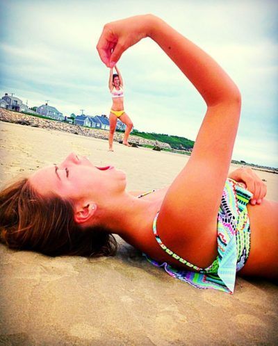 15 Increíbles fotos que puedes hacer con tu mejor amiga Funny Beach Pictures, Funny Friend Pictures, Foto Best Friend, Sunset Beach Pictures, Perspective Photos, Couple Beach Pictures, Photos Bff, Funny Friends, Beach Pictures Friends