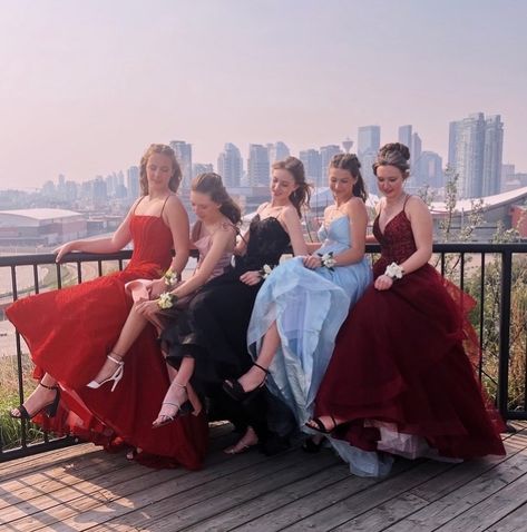 Prom Pic Ideas With Friends Group Photos, Friend Group Photos Aesthetic, Group Photos Aesthetic, Semi Pictures, Group Prom Photos, Pictures On Stairs, Friend Group Photos, Prom 2k24, Prom Pictures Group