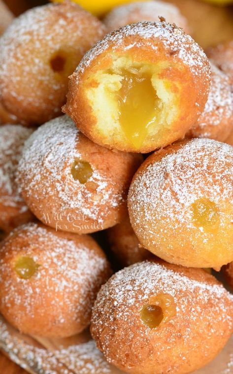 Lemon Curd Filled Doughnut Holes with powdered sugar on top stacked up with one cut in half Donut Hole Recipe, Doughnut Recipe Easy, Donut Filling, Homemade Donuts Recipe, Doughnut Holes, Sweet Breakfast Treats, Lemon Curd Filling, Nice Recipes, Filled Donuts