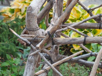 How to Build Garden Obelisk Trellis with Branches and Twigs    How to Build Garden Obelisk Trellis with Branches and Twigs - The vertical element in the garden adds great interest and a pleasing feature to a gardens bed.    How to Build Garden Obelisk Trellis with Branches and Twigs - The vertical element in the garden adds great interest and a pleasing feature to a gardens bed.    How to Build Garden Obelisk Trellis with Branches and Twigs - Enjoy this step by step video on how to bu… Obelisk Diy, Twigs Diy, Rustic Trellis, Natural Holiday Decor, Obelisk Trellis, Garden Chairs Metal, Twig Lights, Door Mat Diy, Wooden Trellis