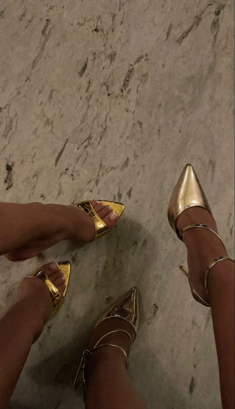 Gold Heels Aesthetic, Shoe Pics Instagram, Mules Outfit, Fancy Fits, Feminine Shoes, Heels Aesthetic, Gold High Heels, Glam Chic, Cream Aesthetic