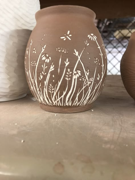 Pottery Etching Clay, Pinch Pot Carving Ideas, Ceramic Engraving Ideas, Scrafitto Ceramic Mugs, Scrafito Ceramics Vase, Carving In Pottery, Earthenware Pottery Ideas, Ceramics Carved Designs, Vase Carving Ideas