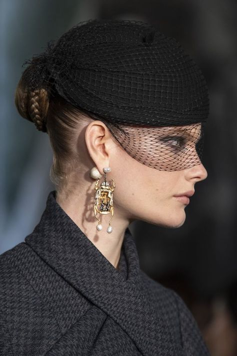 Dior 2019, 2019 Couture, Veiled Hats, Mode Turban, Dior Haute Couture, Elegant Hats, Christian Dior Couture, Fancy Hats, Dior Couture