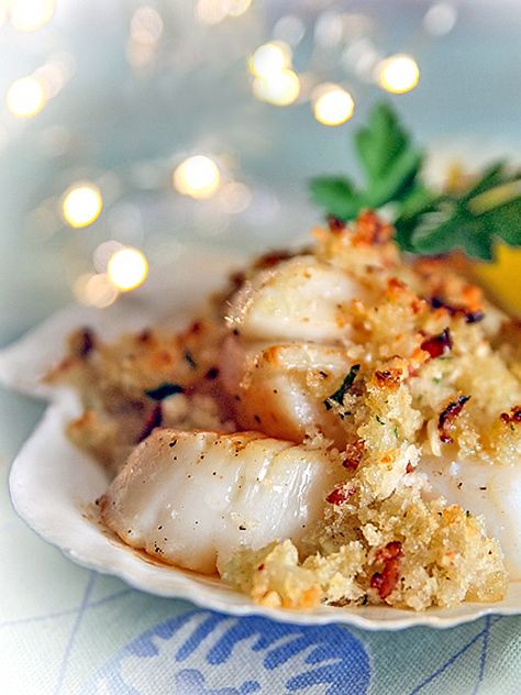 Scallops with gold brown topping. Scallops Gratin, Ina Garten Shrimp, Scallop Gratin, Shrimp And Scallop Recipes, White Wine Recipes, Baked Scallops, Seafood Entrees, Ina Garten Recipes, Scallop Recipes