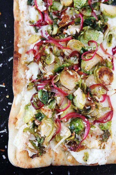 Brussels Sprouts Flatbread Recipe Onion Flatbread, Savory Appetizers, Flatbread Recipe, Veggie Meals, Meatless Main Dishes, Diner Recept, Chicken Sweet Potato, Flatbread Recipes, Passover Recipes