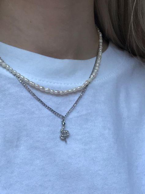 Pearl And Silver Necklace Layered, Silver Necklace Aesthetic Grunge, Pearl Necklaces Layered, Pearl Necklace Layering Ideas, Aesthetic Necklace Silver, How To Layer Pearl Necklaces, Layered Necklaces Silver Aesthetic, Silver Jewelry Layered, Silver Chain Necklace Aesthetic