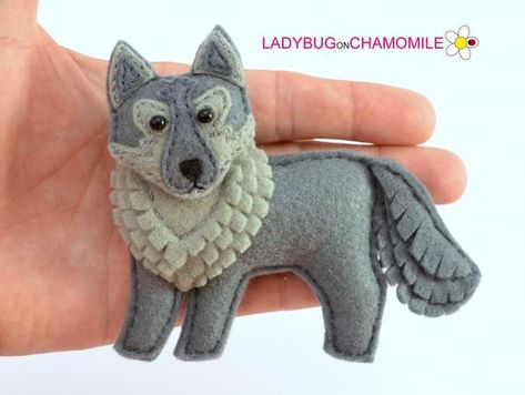 Felt Wolf, Kids Crafts Ornaments, Wolf Ornament, Handmade Kids Toys, Animal Baby Room, Baby Mobil, Toys By Age, Needle Felting Tutorials, Felt Ornament