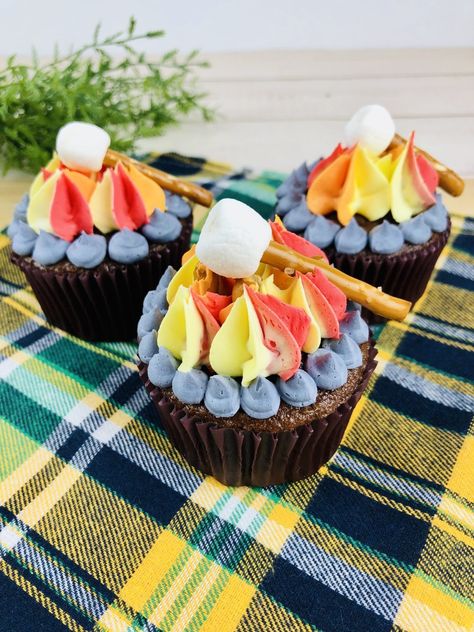 How to Make the Cutest Camping Cupcakes - 24hourfamily.com Camping Cupcakes, Diy Campfire, Beauty And The Beast Cupcakes, Camping Party Ideas, Fire Cupcakes, Campfire Cupcakes, Party Ideas Food, Cupcakes Decoration Tutorial, Bonfire Birthday