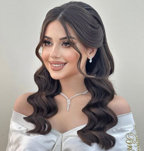 Wavy Open Hairstyle, Henna Hair Styles, Bollywood Waves Hairstyle, Wedding Hair For Big Forehead, Quinceanera Guest Hairstyles, Crimping Hairstyles Indian Wedding, Wedding Hairstyles For Shoulder Length Hair, Hair Gems Hairstyles, Hear Stayl