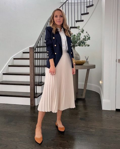 Cream Pleated Skirt Outfit, How To Wear A Pleated Skirt, Pleated Skirt Outfit Ideas, Pleated Skirt Winter, Pleated Midi Skirt Outfit, Pleated Skirt Outfits, Fan Skirt, Skirt Outfit Ideas, Pleated Skirt Outfit