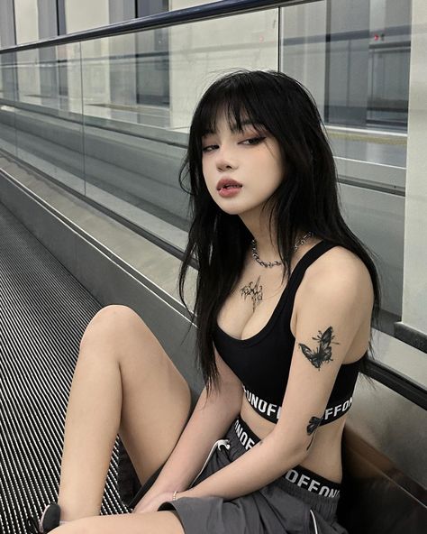 Tokyo Aesthetic Outfit, Ulzzang Baddie, Pictures Ideas At Home, Insta Feed Ideas Aesthetic, Goth Asian, Dark Ulzzang, Aesthetic Ig Feed, Grunge Asian, Insta Feed Ideas