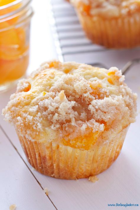 These Peach Cobbler Muffins are the perfect sweet snack! This is such an easy recipe that taste's just like Grandma's peach cobbler! And the best part? They're even easier to make than a traditional cobbler and have the perfect crumble topping! Recipe from thebusybaker.ca! #peachcobbler #peachcobblermuffins #peachmuffins Cobbler Muffins, Resep Muffin, Peach Cobbler Muffins, Peach Muffins, Peach Desserts, Muffin Tin Recipes, Peach Recipe, God Mat, Crumble Topping