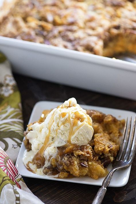 This pumpkin crunch cake has a cake topping with a bottom made of pumpkin pie filling! I couldn't stop sneaking bites of this cake! Cakes For Fall, Flavored Cakes, Gf Cake, Buns In My Oven, Pumpkin Crunch Cake, Pumpkin Crunch, Pumpkin Desserts, Crunch Cake, Torte Cupcake